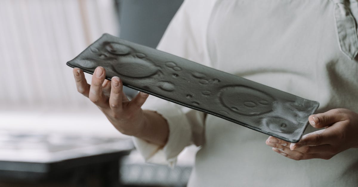 Comparing Silicone vs Polyurethane Sealants for Glaziers